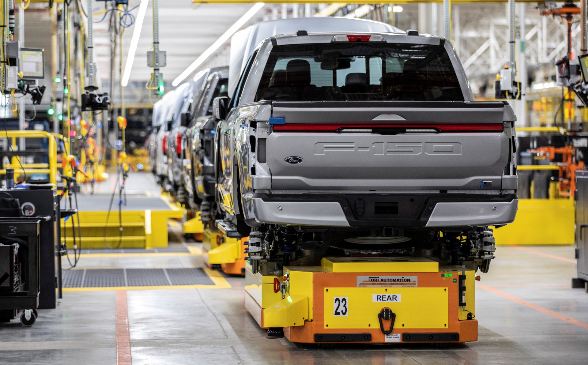 Ford taglia la produzione dell'F-150 Lightning per aumentare la produzione di veicoli a benzina