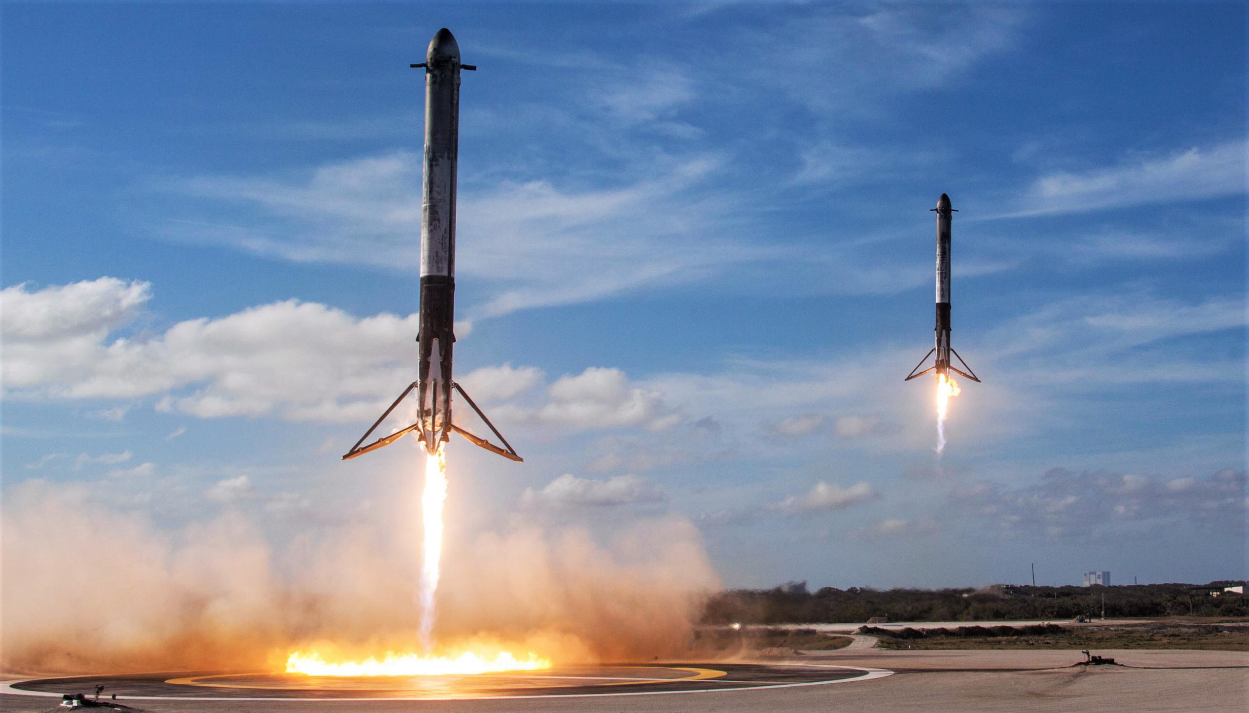 Falcon Heavy side booster landings (SpaceX) crop 1 (c)