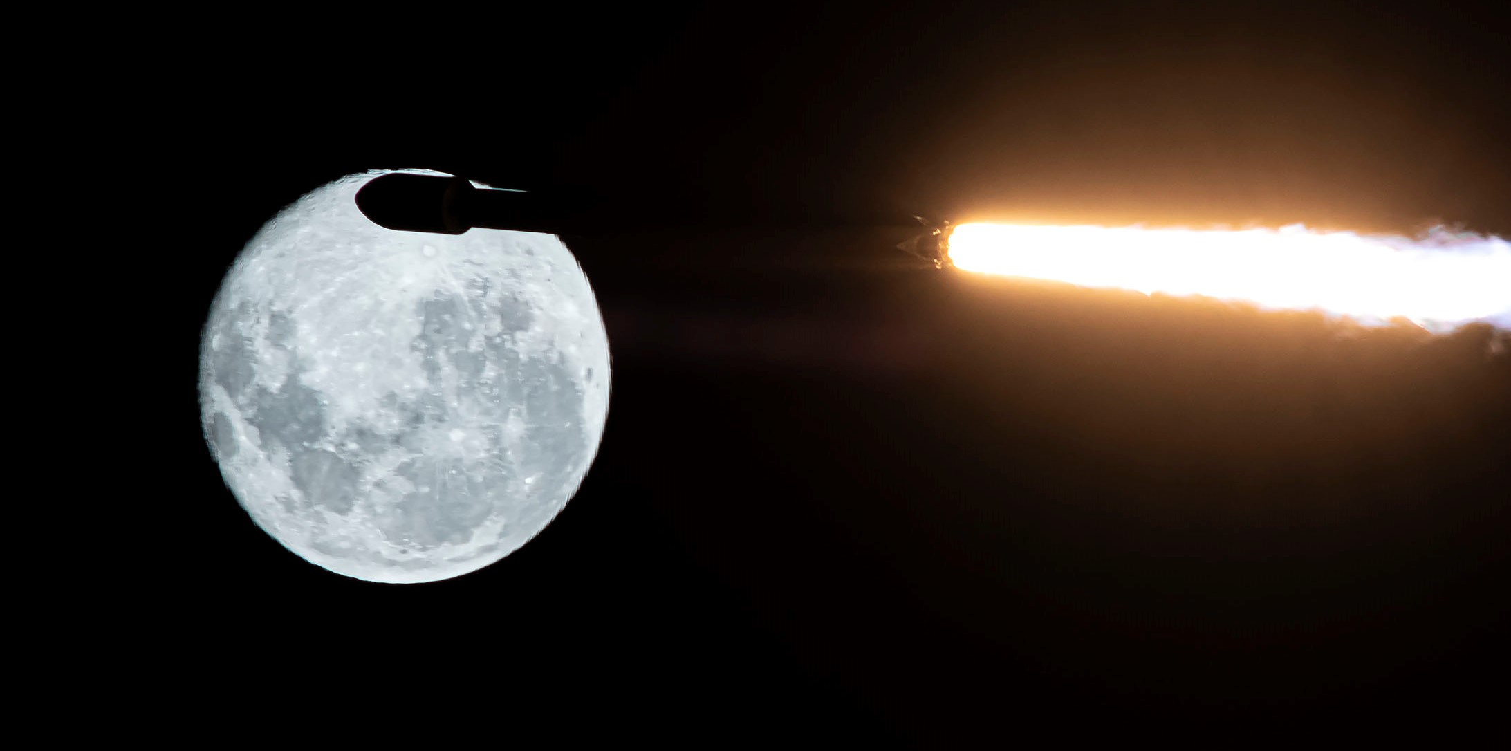Starlink 4-6 F9 B1060 39A 011822 (SpaceX) launch + moon 1 crop