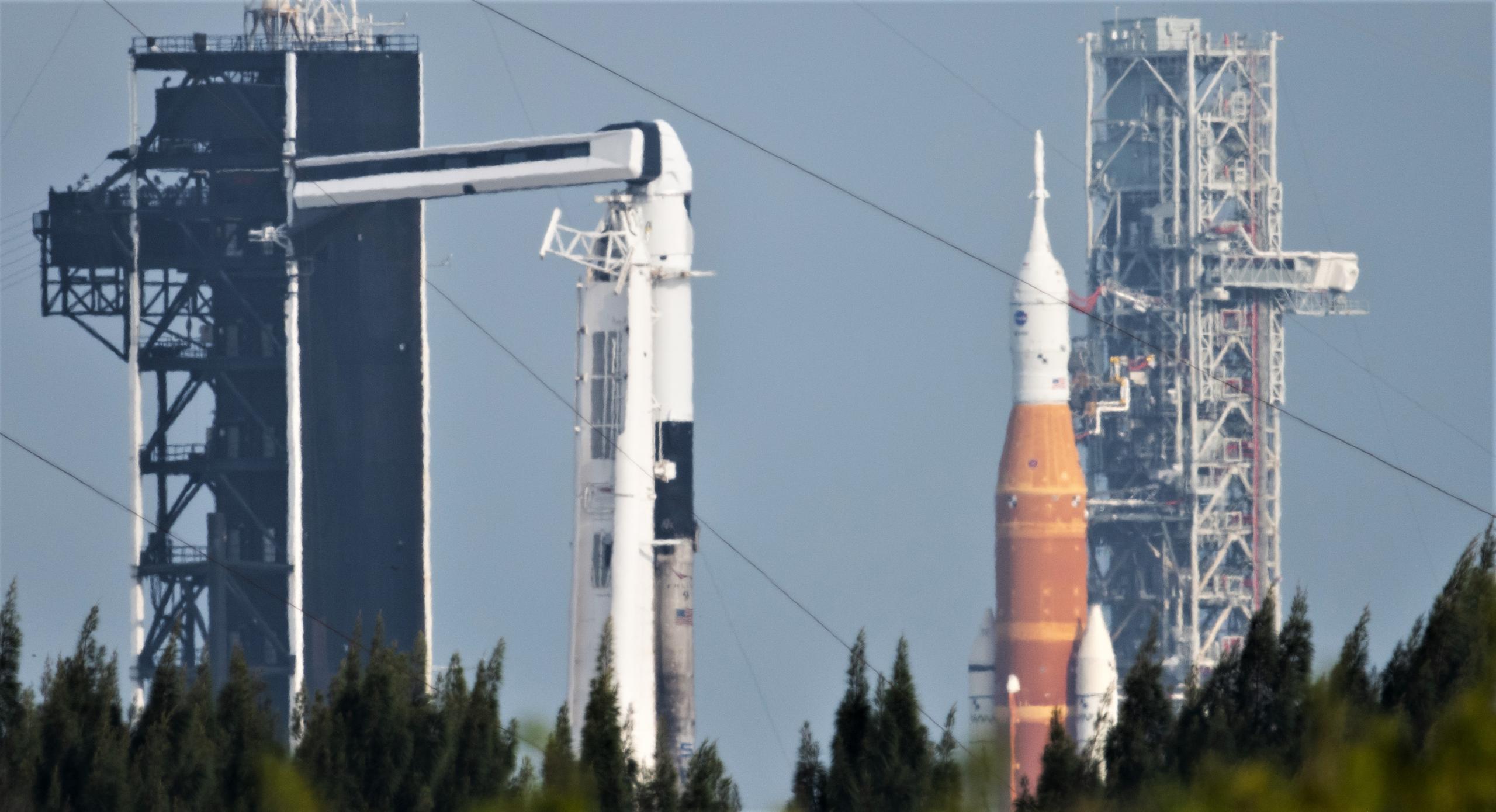 SpaceX y la NASA apuntan al lanzamiento de la Luna separados por días