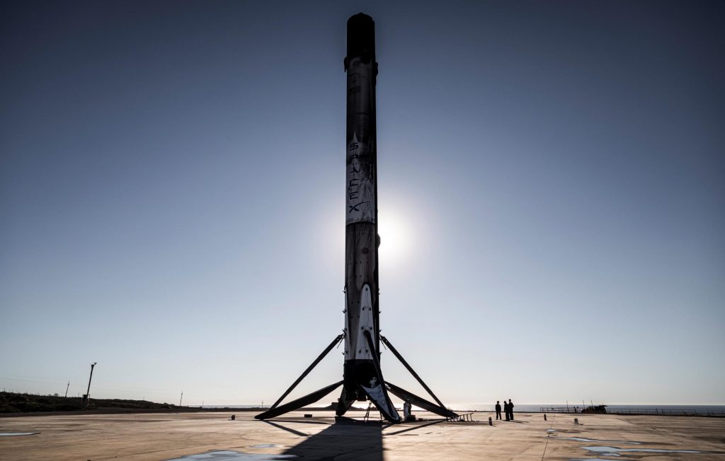 يطلق SpaceX الثابت صاروخ Falcon 9 لإطلاق قمر NRO القادم للتجسس