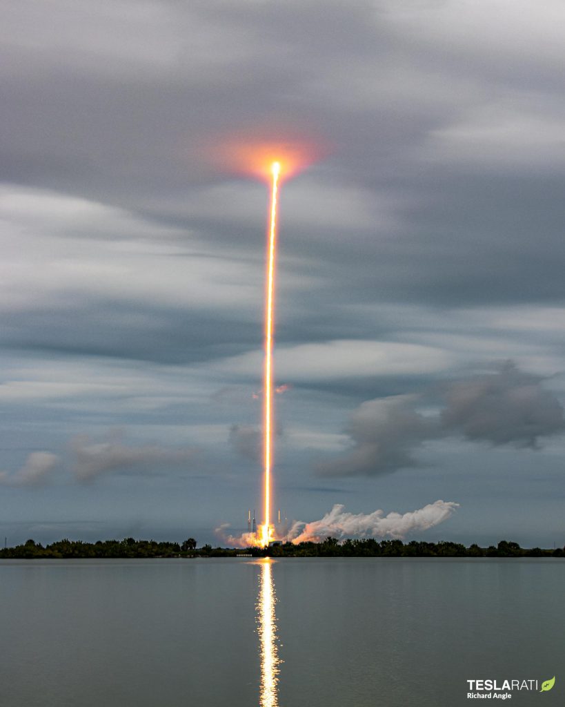 El duodécimo lanzamiento de SpaceX de 2022, poniendo en órbita decenas de satélites