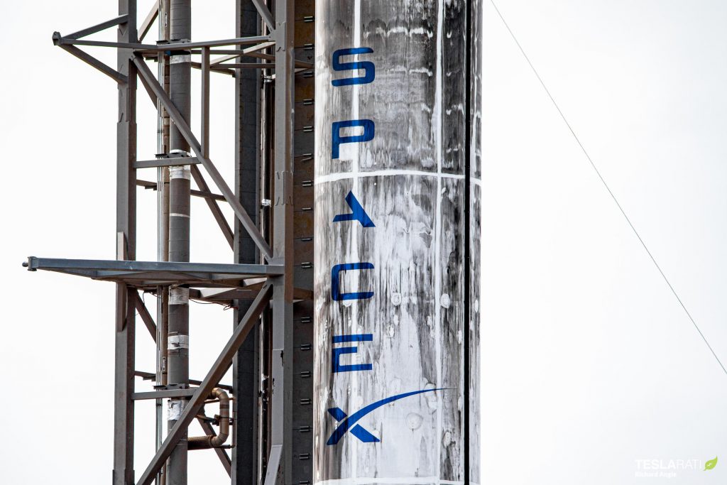 SpaceX telah mengangkat roket Falcon 9 secara vertikal untuk peluncuran Starlink mendatang