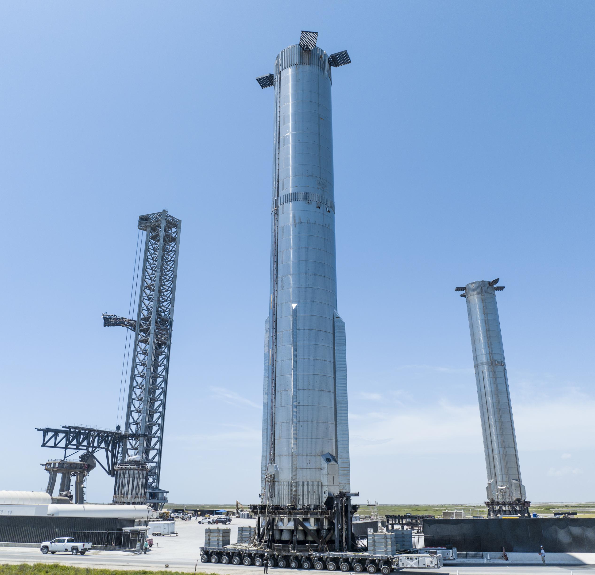 Super Heavy Booster 7 B7 rollout 062322 (SpaceX) 2 (c)