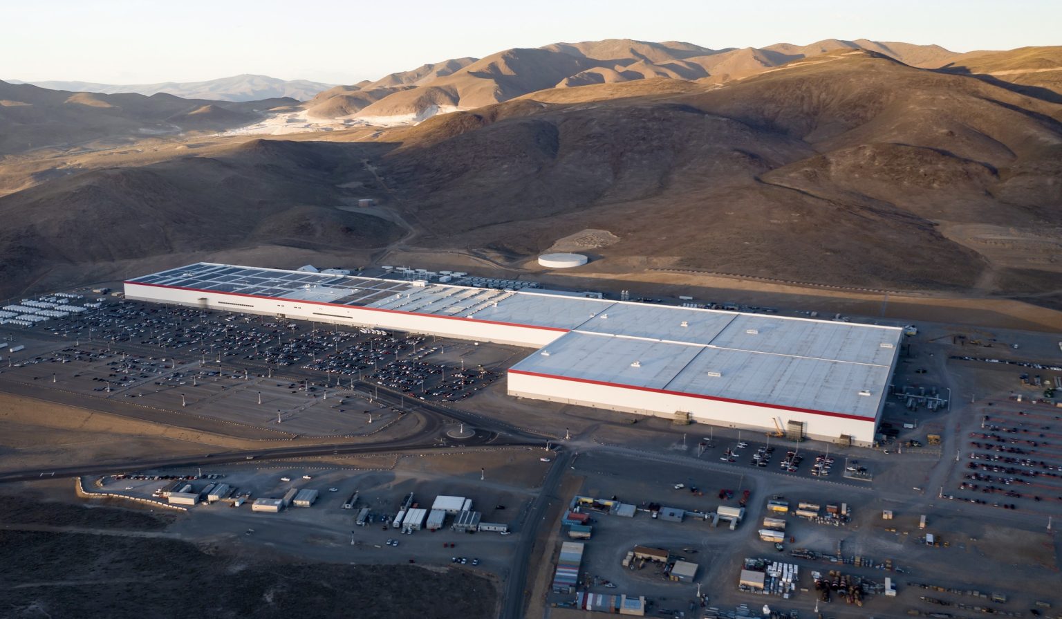 Tesla exemployees file lawsuit over mass layoffs without prior notice