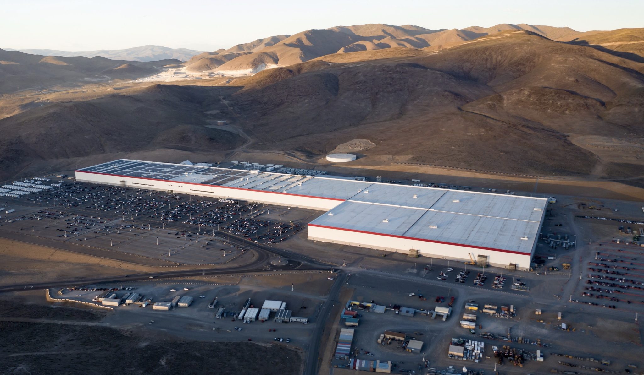 Tesla exemployees file lawsuit over mass layoffs without prior notice