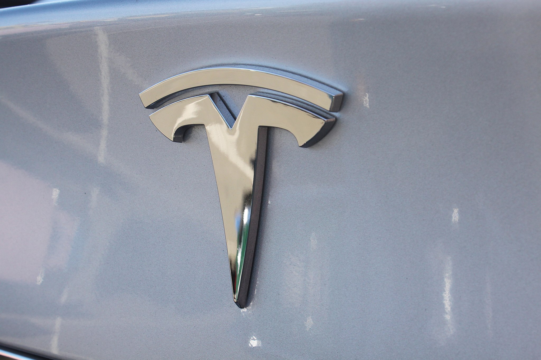 2015_Tesla_Model_S_85_hatchback_(20350260659)
