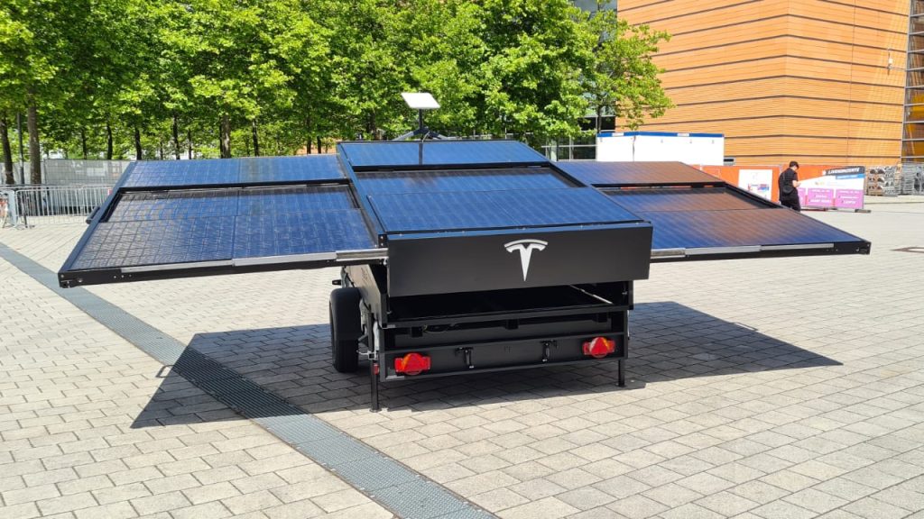 Tesla Germany’s solar range extender trailer showcased at the 2022 IdeenExpo in Hanover, Germany. 