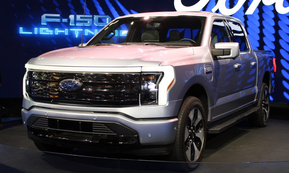 2022_Ford_F-150_Lightning,_NYIAS_2022