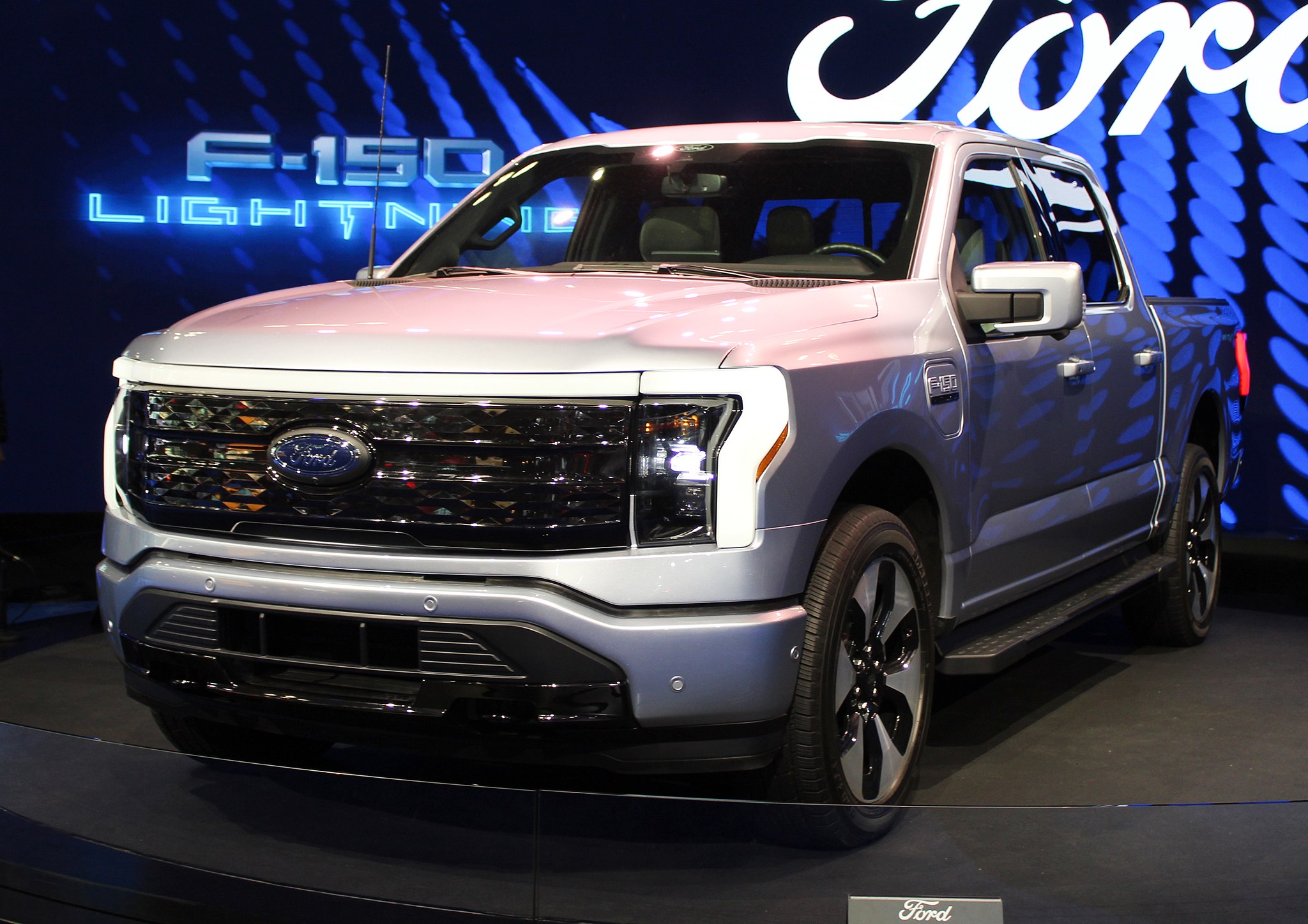 2022_Ford_F-150_Lightning,_NYIAS_2022