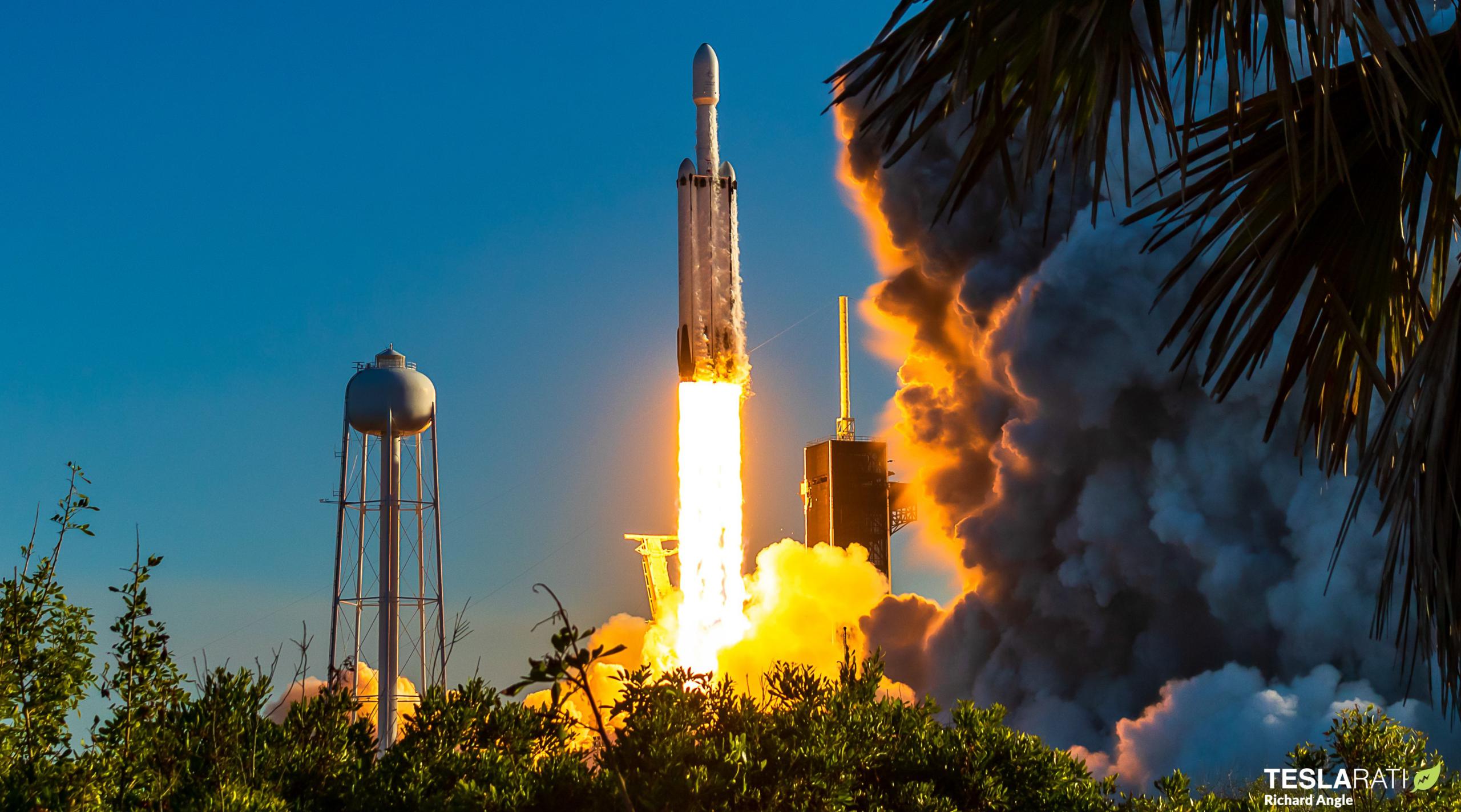 Arabsat 6A Falcon Heavy April 2019 (Richard Angle) 1 crop (c)