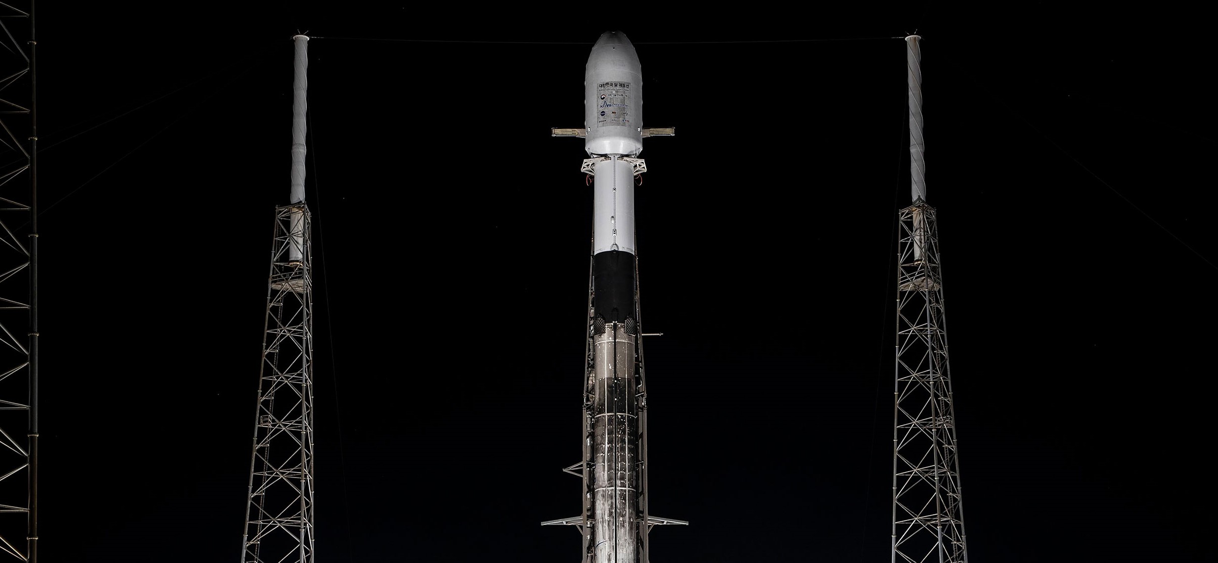 KPLO F9 B1052 LC-40 080322 (SpaceX) vertical 1 crop