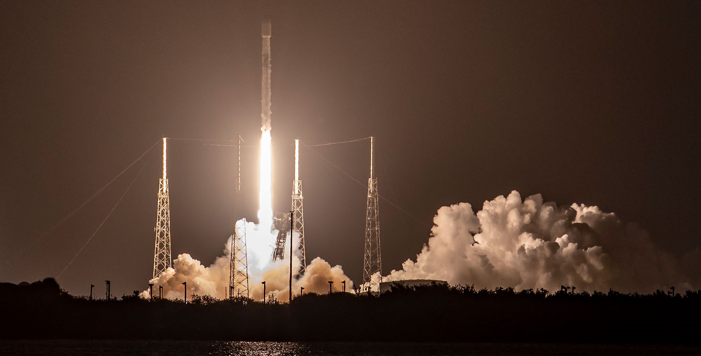 SpaceX Falcon 9 로켓은 수리된 부스터로 탑재량 기록을 깼습니다.