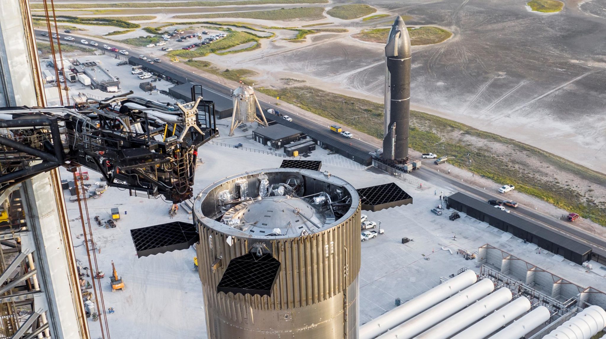 Starship, SLS, Artemis, l'épopée vers la Lune puis Mars - Page 3 Starship-S24-rollout-2-070522-SpaceX-B7-OLS-1-crop-C-2048x1147