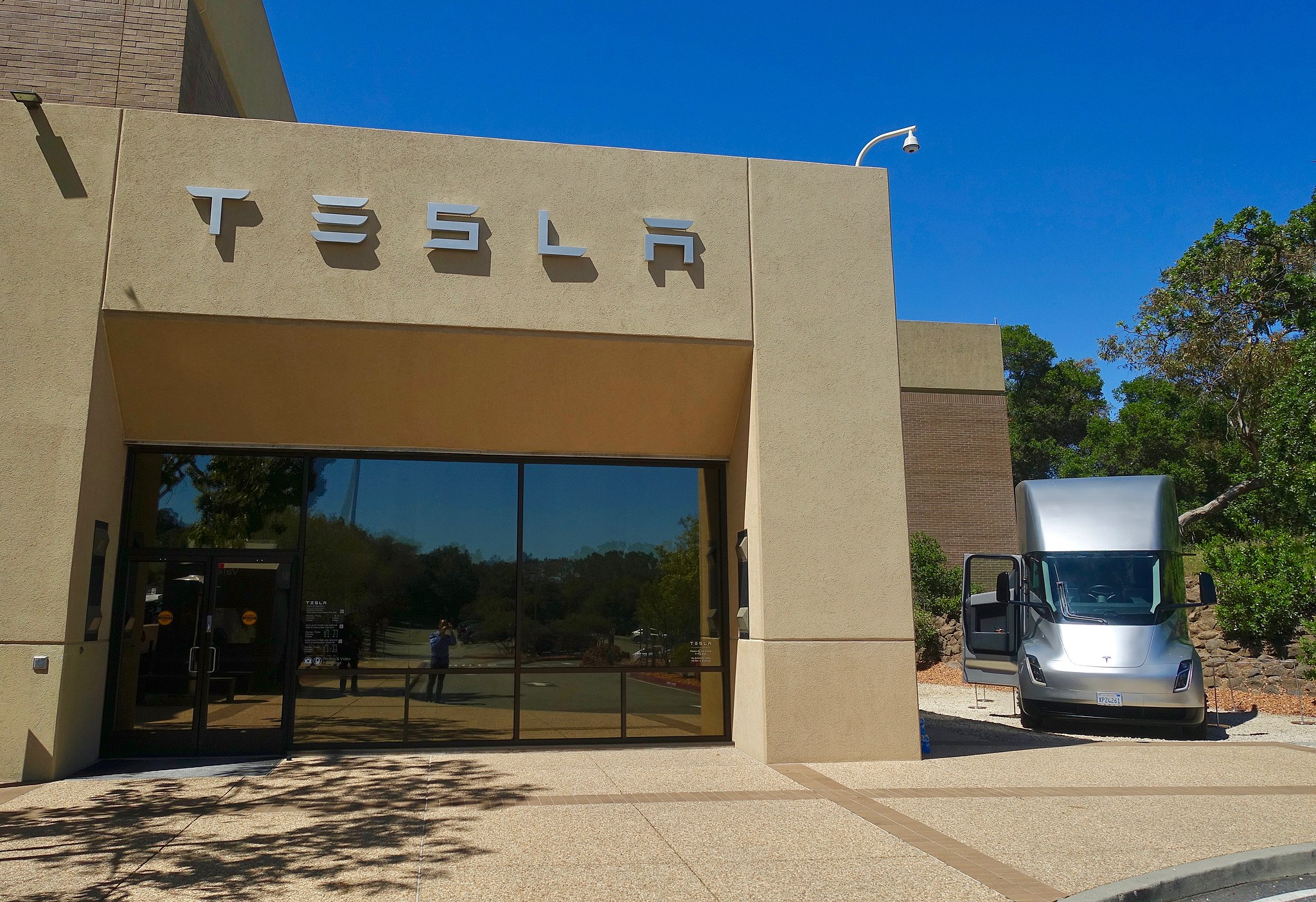 tesla-semi-ca-deer-creek-hq