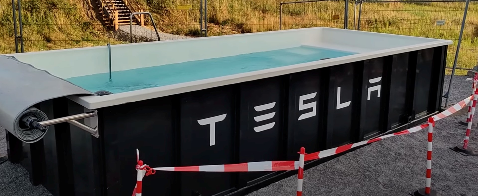 Dieser verrückte Tesla Supercharger made in Germany hat ein Schwimmbecken