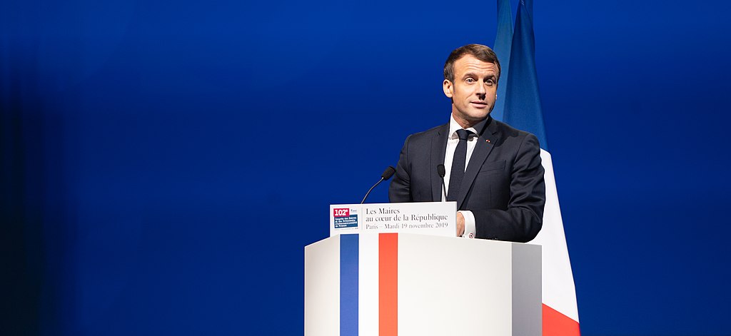 1024px-Emmanuel_Macron,_Congrès_des_maires_19_novembre_2019
