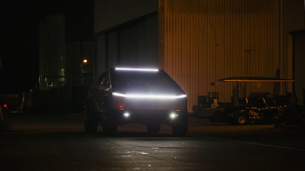 20191121-tesla-cybertruck-driving-lightbar