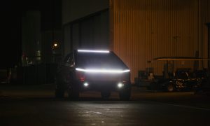 20191121-tesla-cybertruck-driving-lightbar