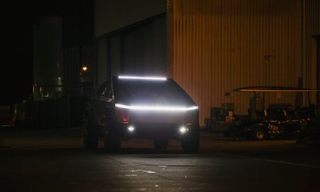 20191121-tesla-cybertruck-driving-lightbar