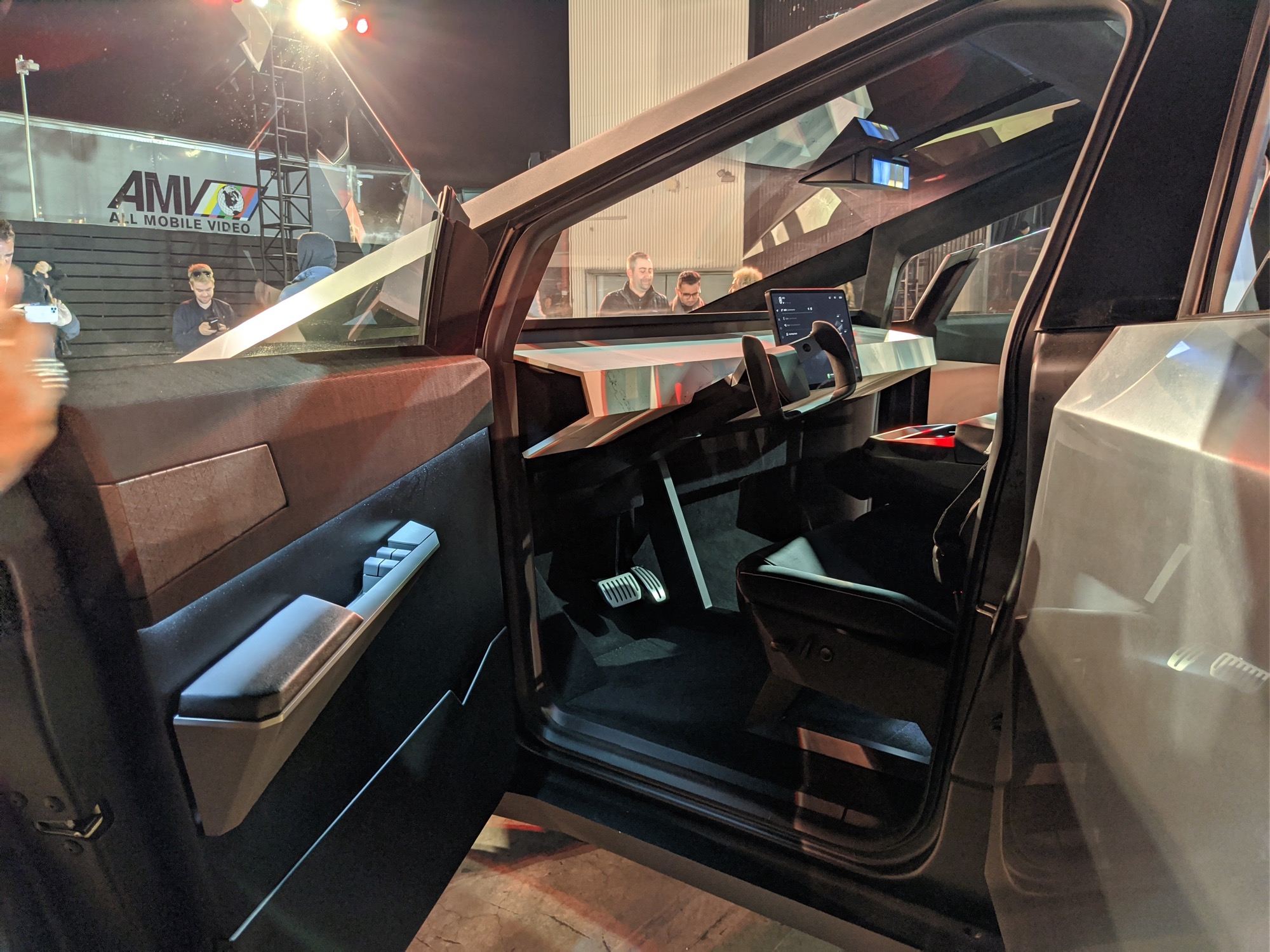 20191121-tesla-cybertruck-driving-seat