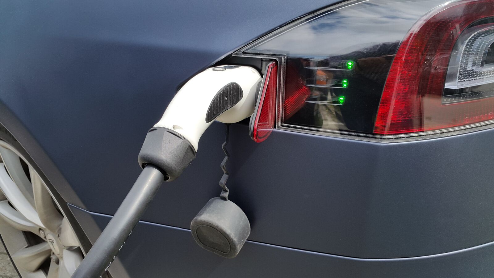 French President wants to reach 1 million EVs made in France by 2027