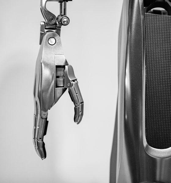 Tesla-Bot-Optimus-Humanoid-Robot-hands-actuator