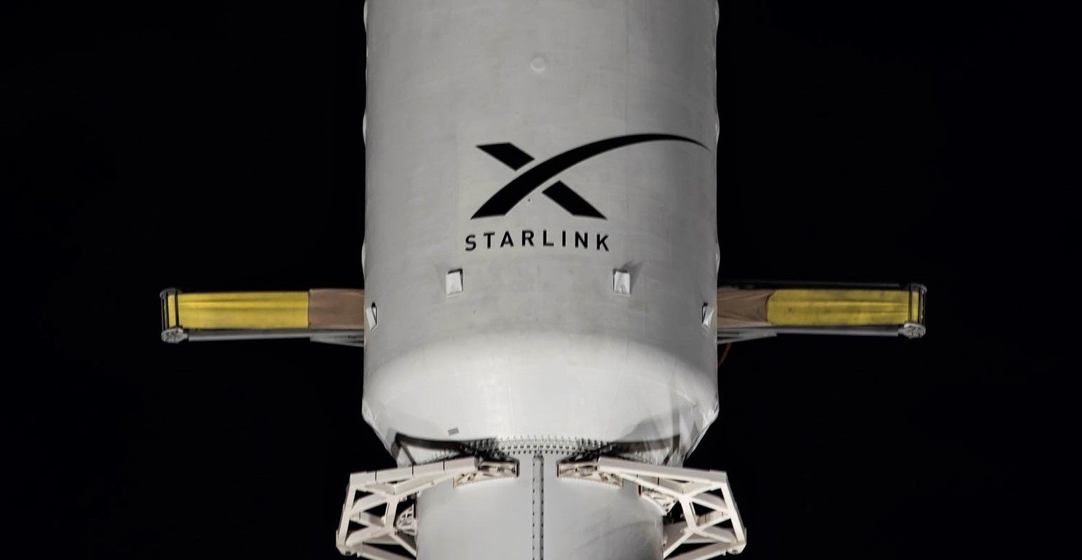 Starlink-1 Falcon 9 B1048 LC-40 vertical 111019 (SpaceX) 1 fairing 2