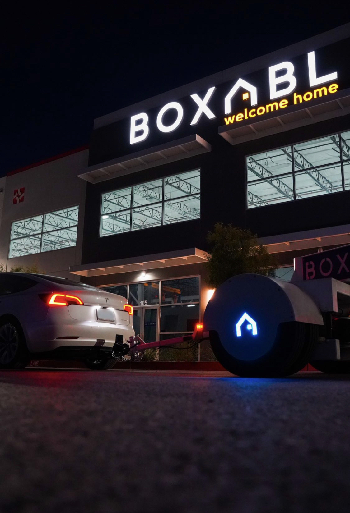Tesla Model 3 tows a 15,000-pound Boxabl house4