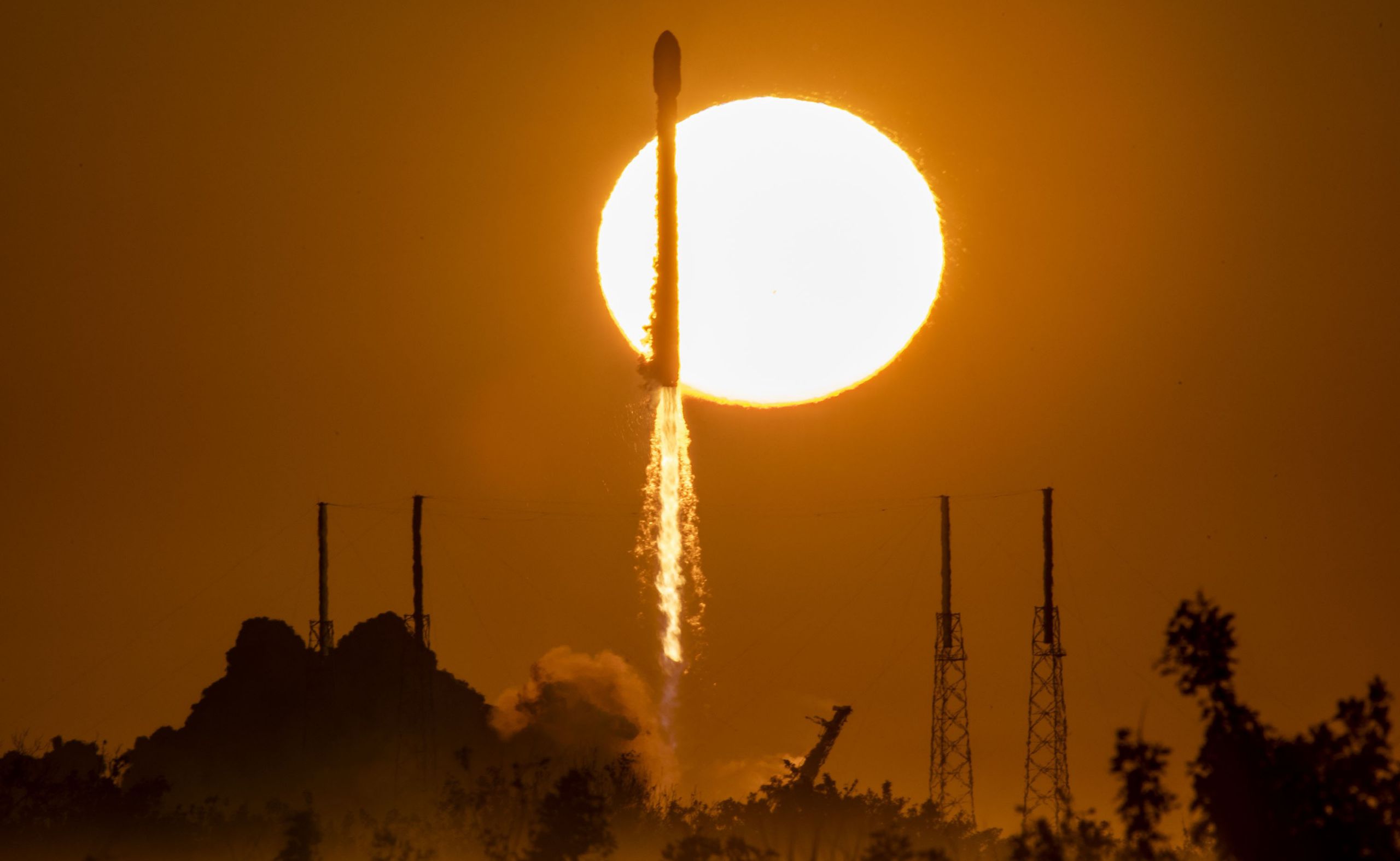 GPS III SV06 F9 B1077 LC-40 011823 (SpaceX) launch sun transit 1 crop (c)