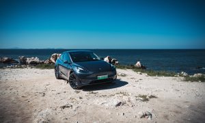 tesla-model-y-beach-1