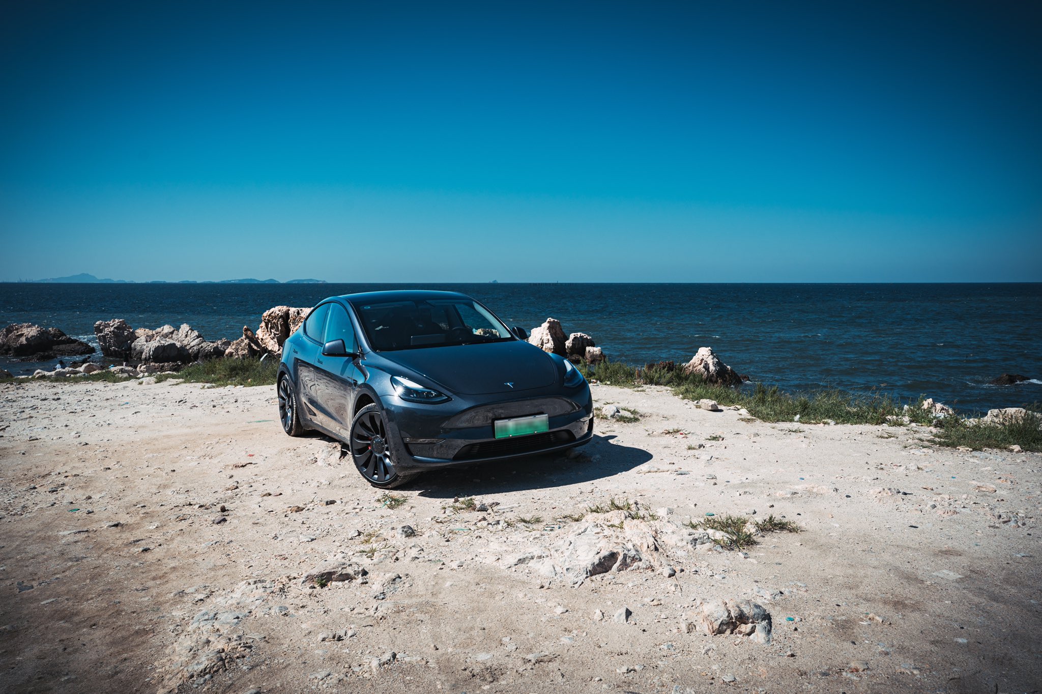 tesla-model-y-beach-1