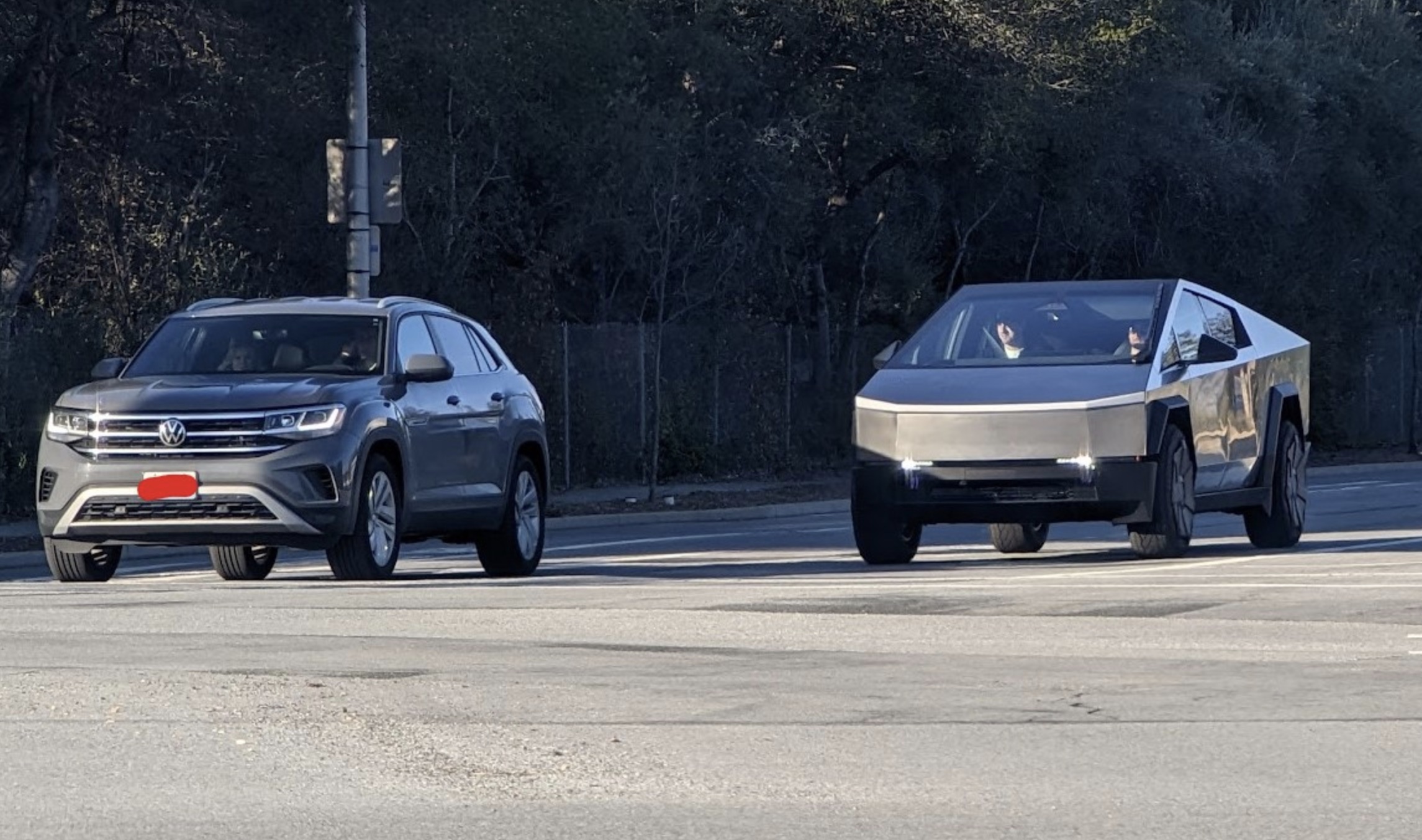 El Tesla Cybertruck hace gala de su agilidad y aceleración en el nuevo vídeo