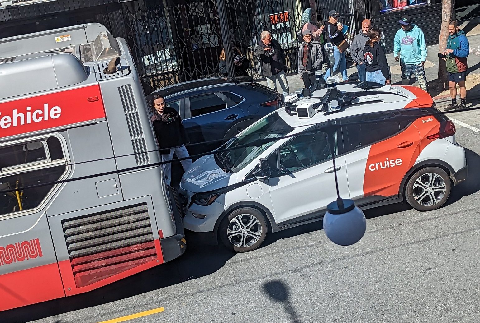 Cruz deelde het commentaar nadat een robottaxi inreed op een Muni-bus in San Francisco