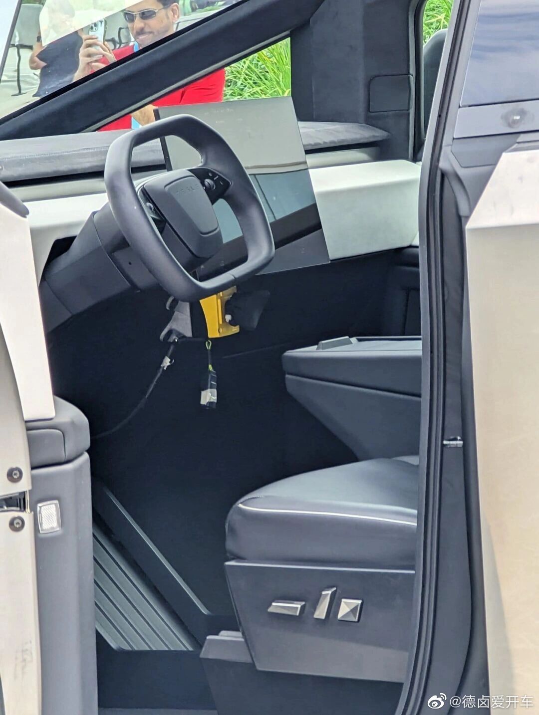 Tesla-cybertruck-interior-yoke-2