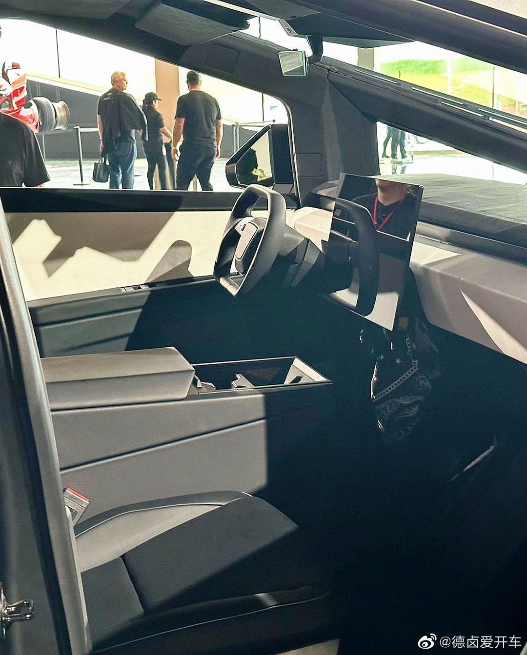 Tesla-cybertruck-interior-yoke
