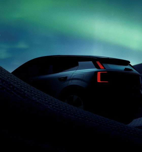 Volvo-ex30-ev-vs-tesla-interior