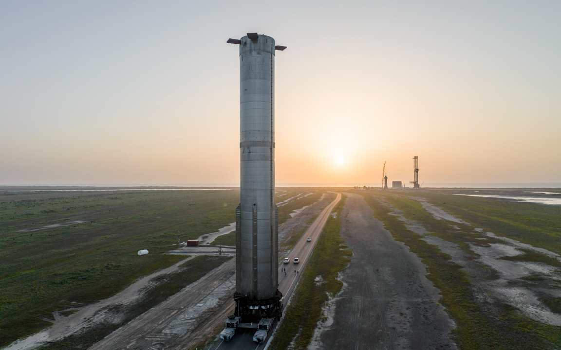 SpaceX, Booster 9’u Orbital Launch Mount’a taşıyor