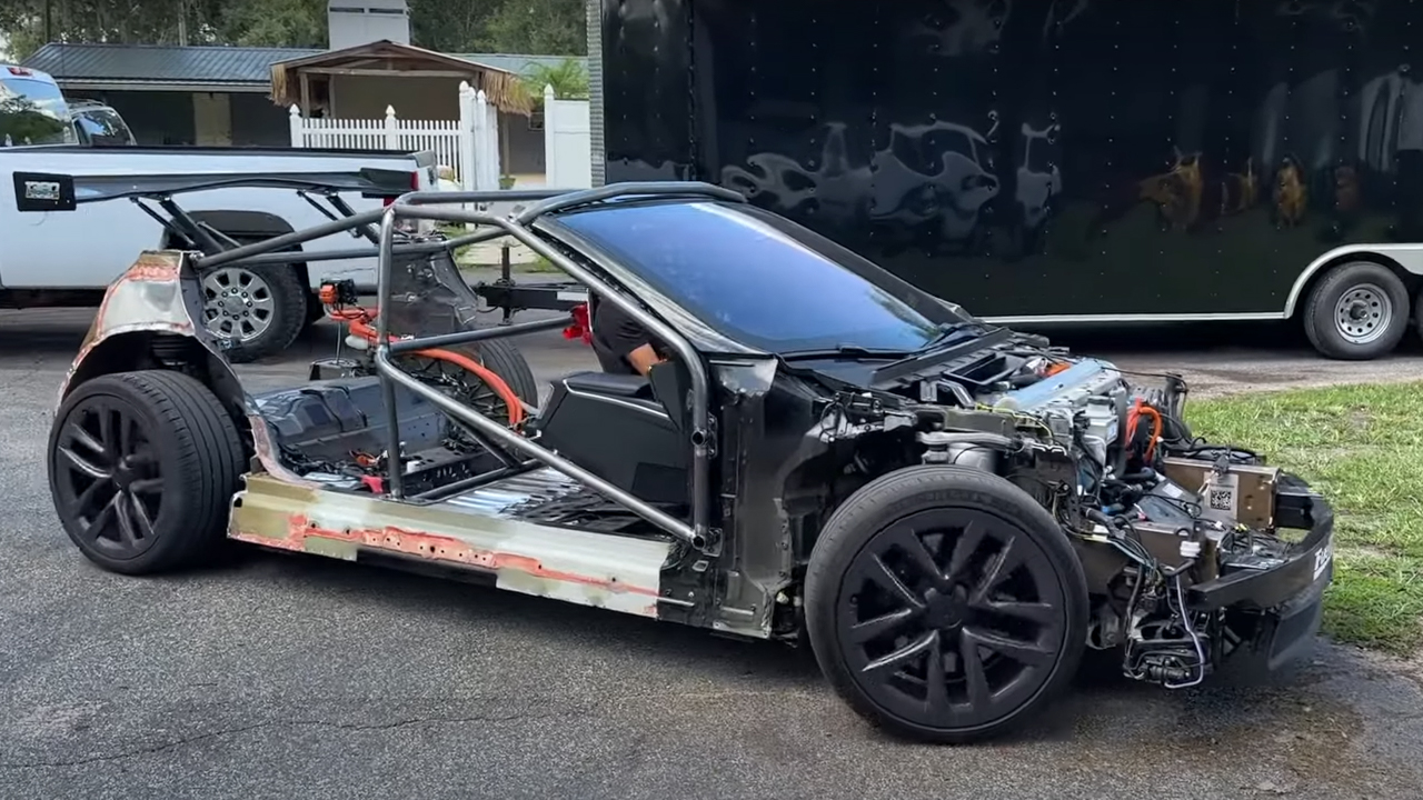 Destruido Tesla Model S Plaid convertido en «Cyber ​​Kart»