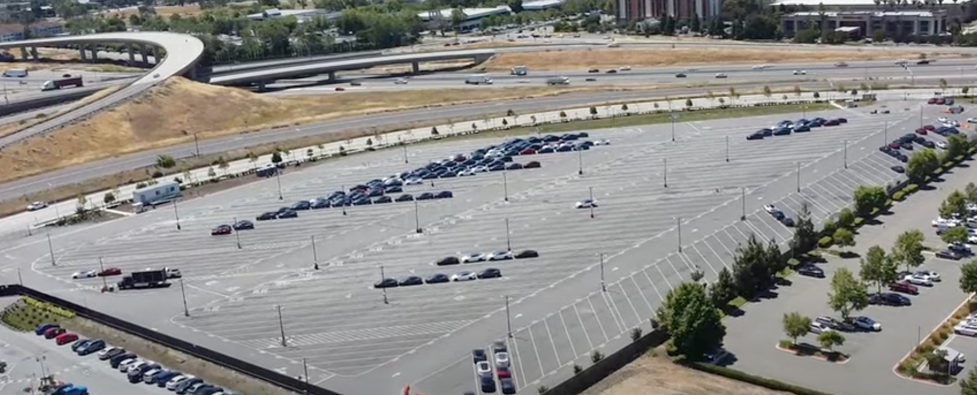 Tesla Model Y are starting to show up en masse at the Fremont factory,  ready for car carriers