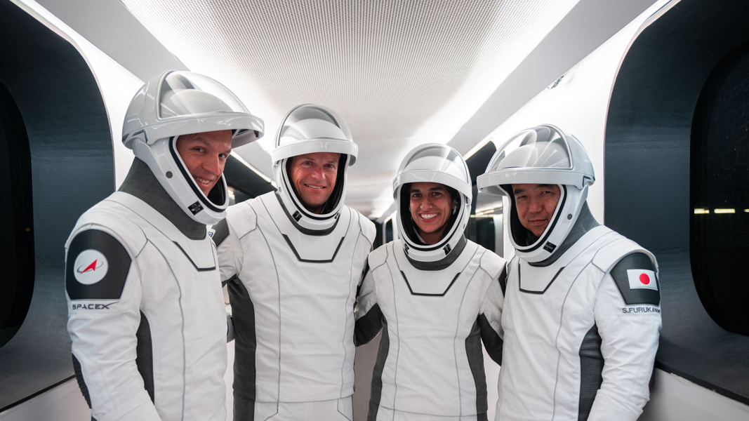 SPACEX Crew-7. SPACEX Crew Dragon скафандр. Космический костюм Crew Dragon.