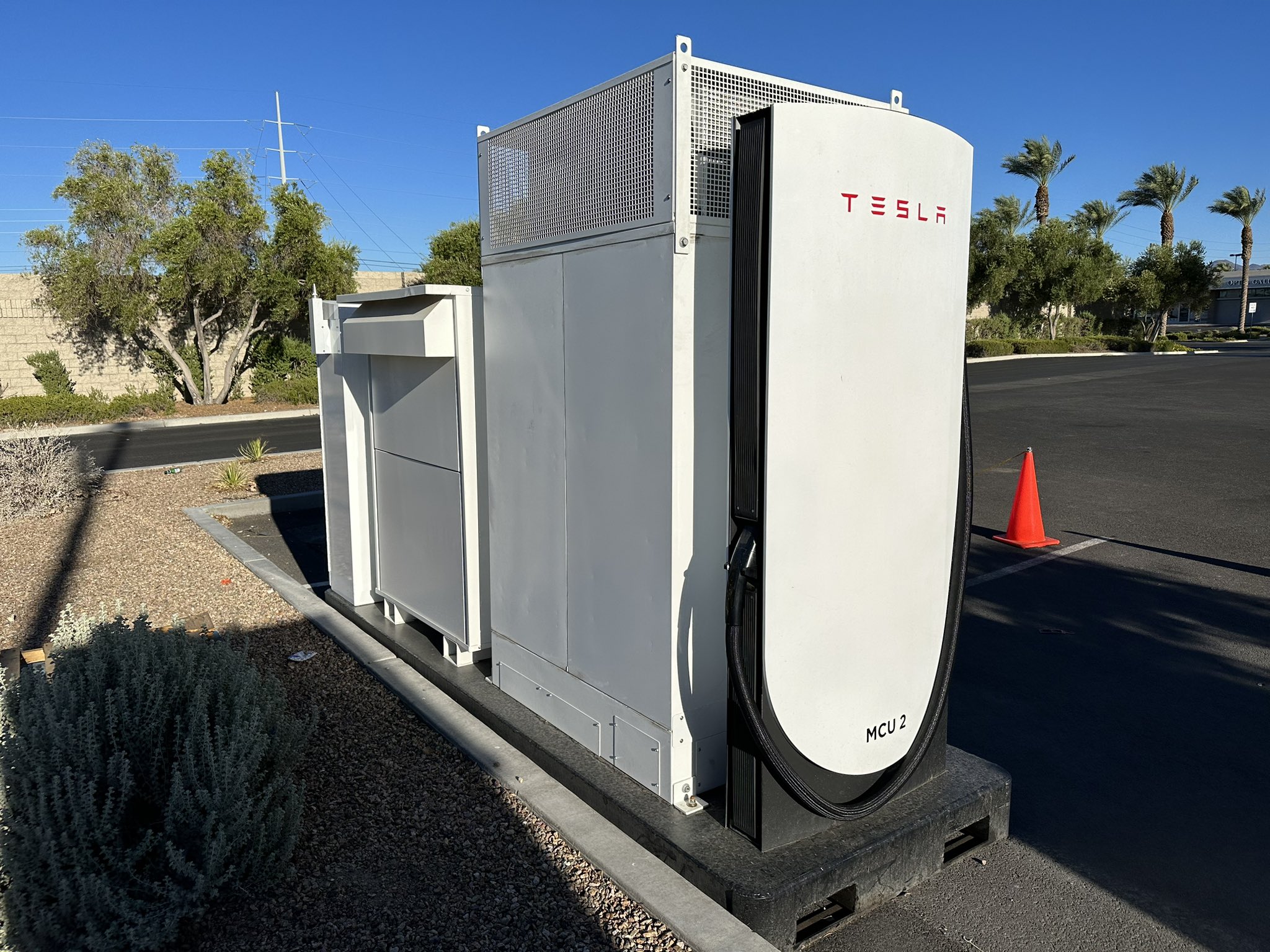 tesla mobile megacharger
