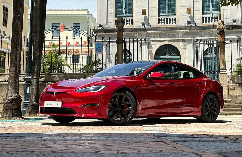 Tesla Model S refresh features radical steering yoke, 520-mile