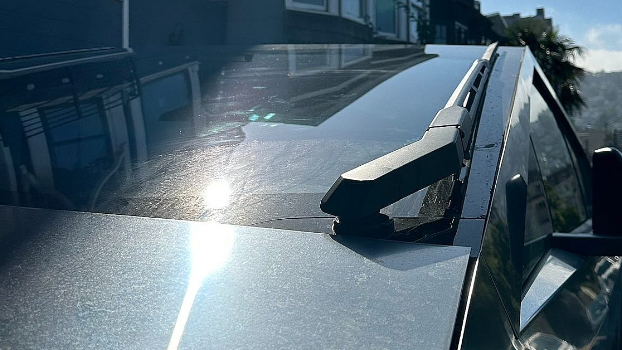 Tesla Cybertruck Windshield Wiper Leaves a Lot of the Window Dirty