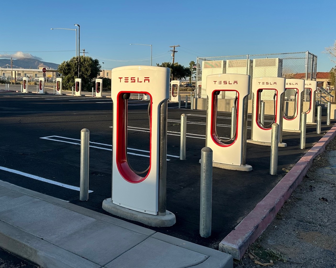 Tesla Surpasses 2 000 Active Supercharger Stations In The U S 