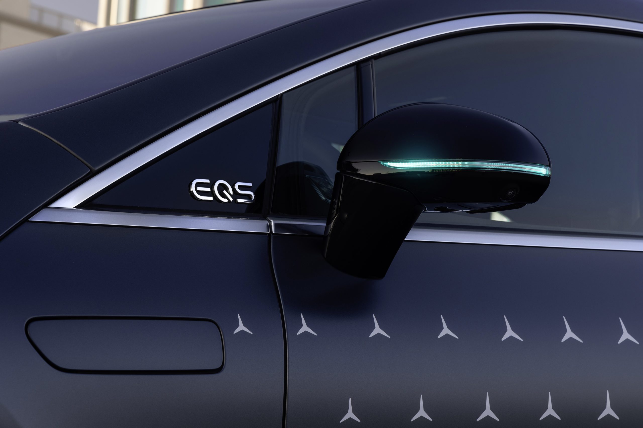 Mercedes-EQS-drive-pilot-turquoise-side-mirrors