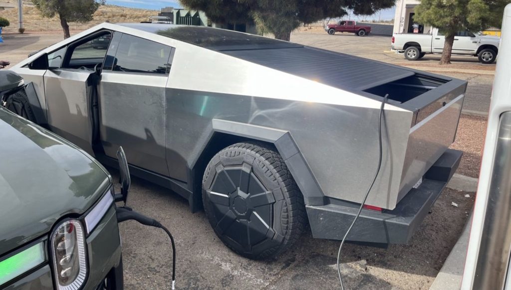 Tesla-cybertruck-charges-rivian-r1s