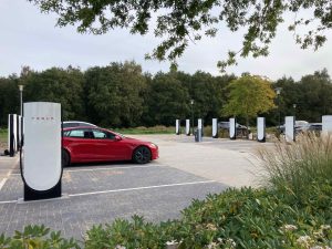Mega-Stau an Ladestation: Video von wartenden Teslas geht viral