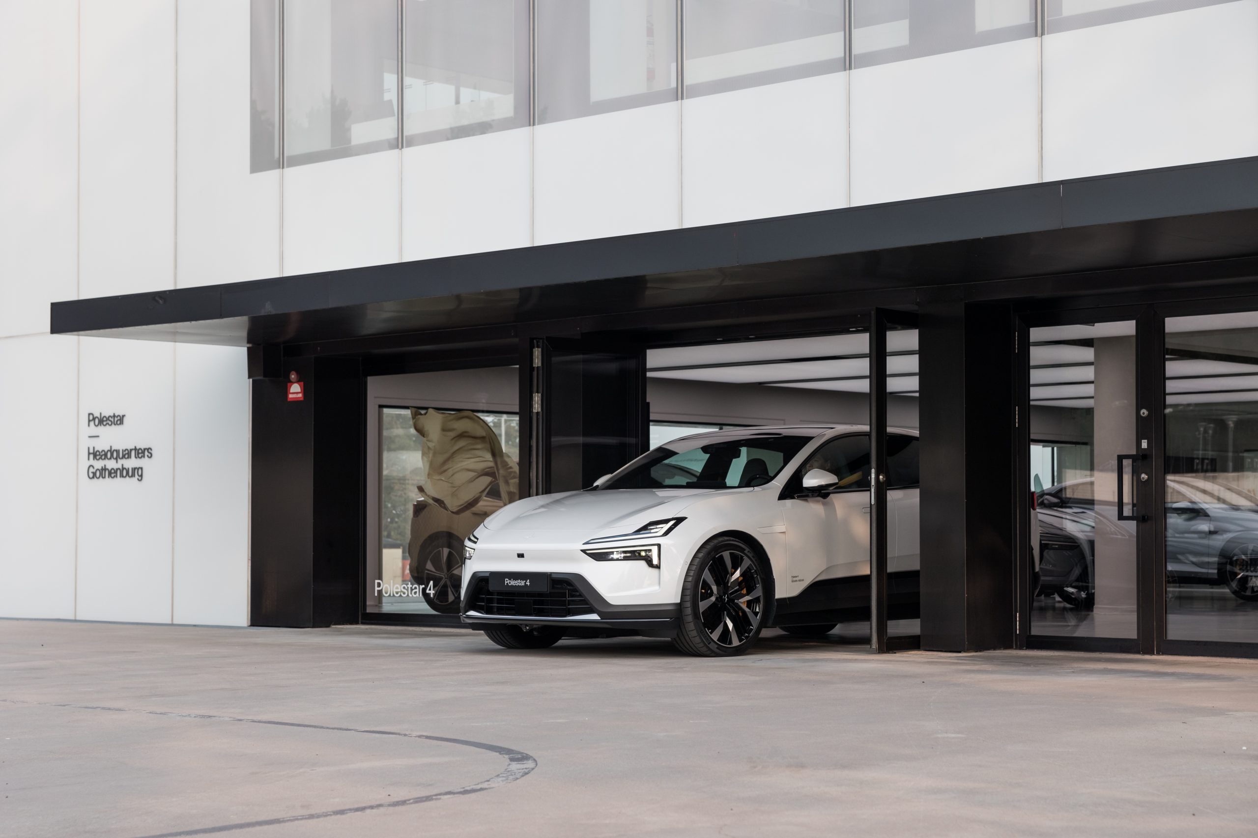 Polestar-4-delivery-europe-2