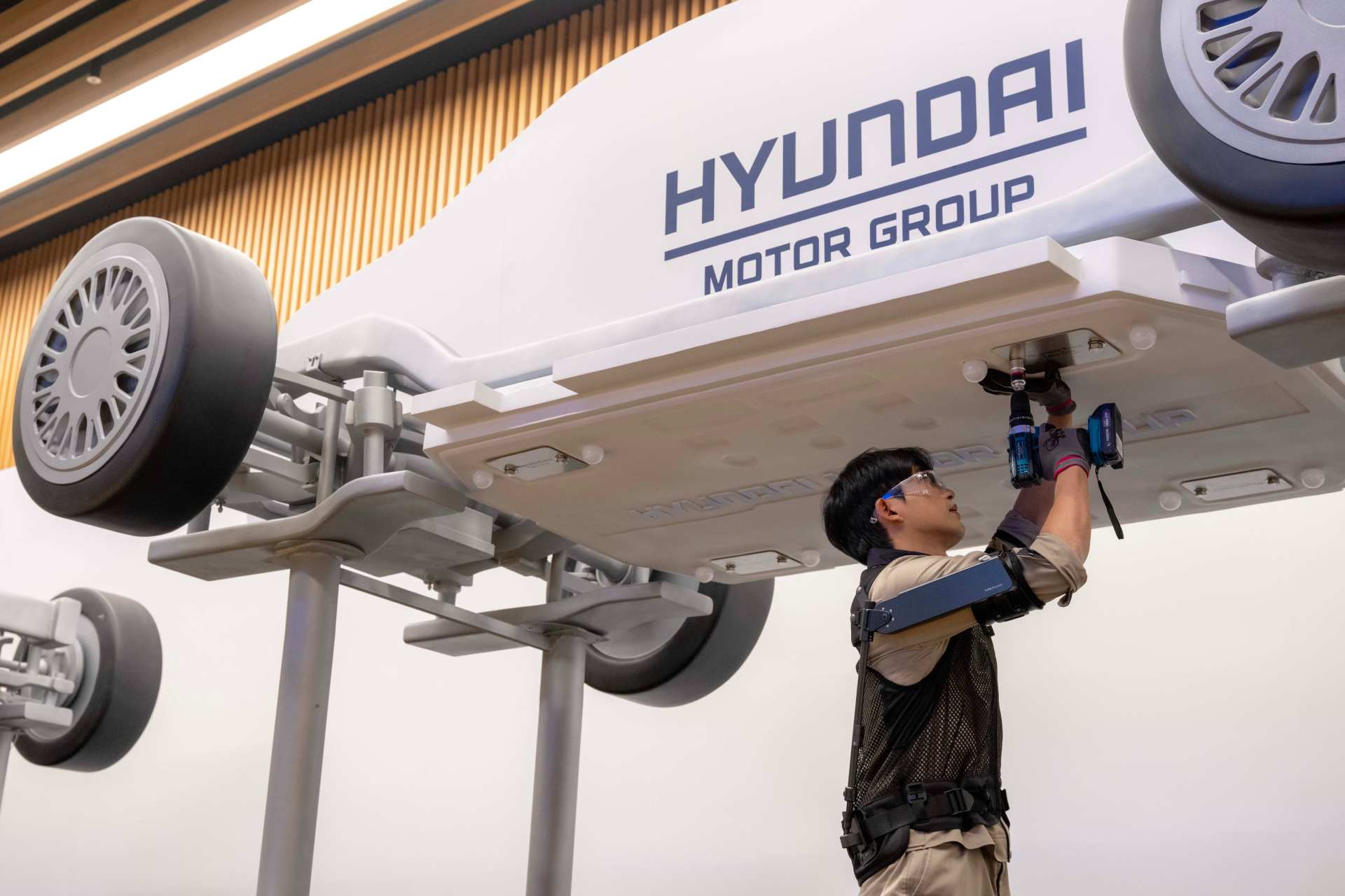 Hyundai-Kia-wearable-robot-x-able-shoulder